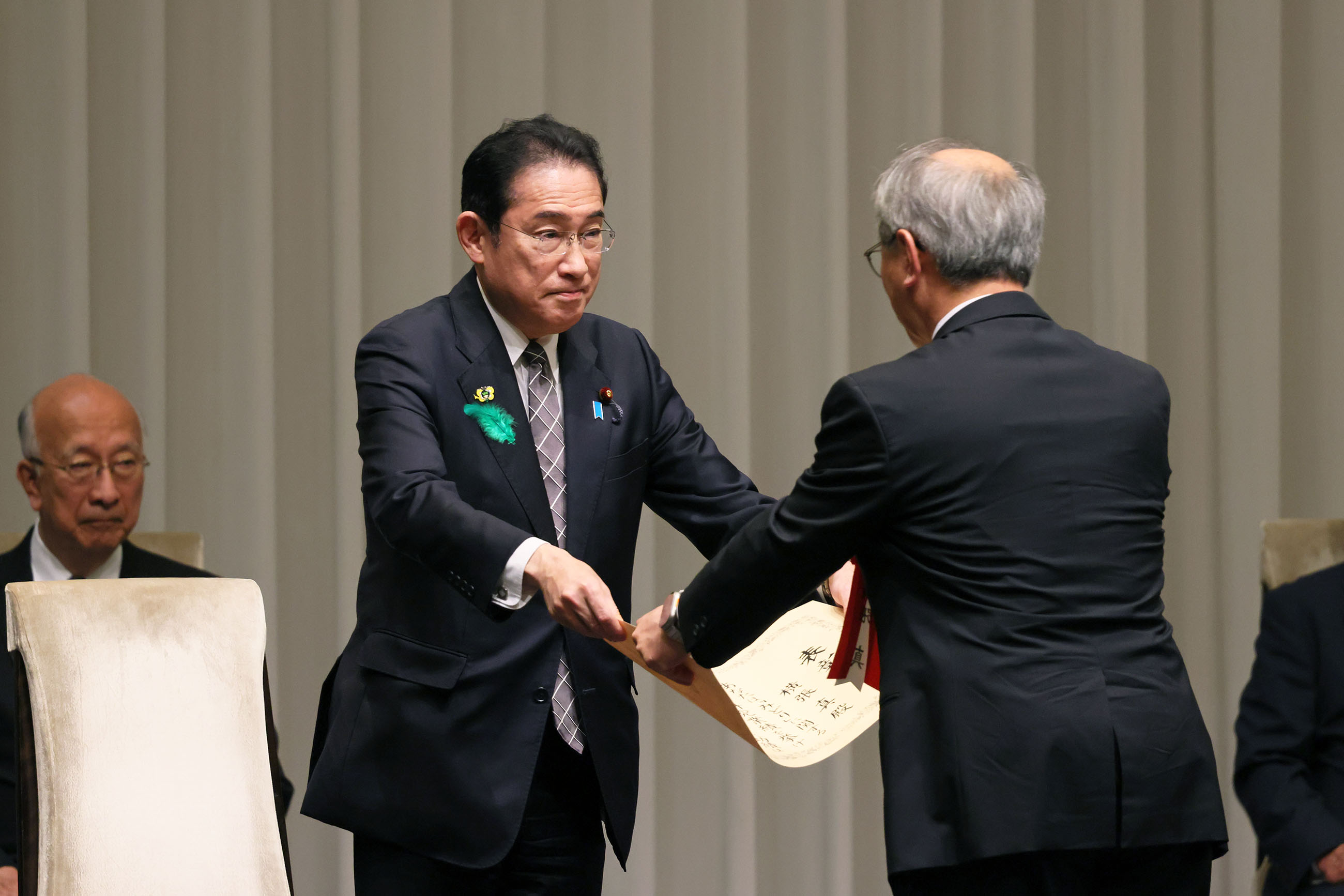 賞を授与する岸田総理４