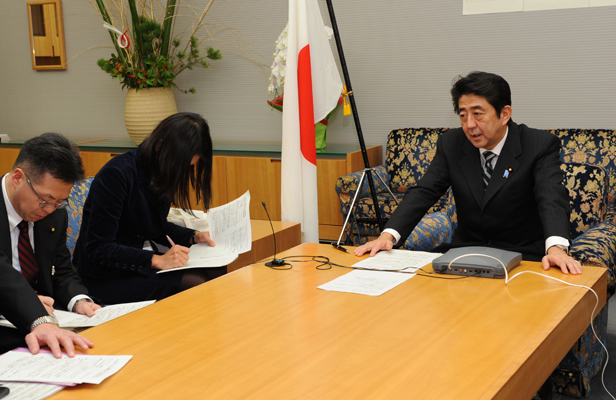 安倍总理在总理大臣官邸与各国首脑举行了电话会谈。