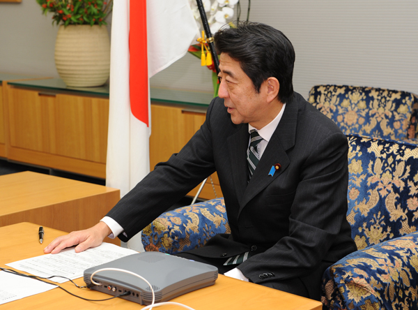 安倍总理在总理大臣官邸与各国首脑举行了电话会谈。