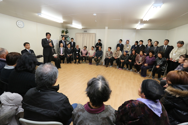 为了掌握东日本大地震的受灾情况，安倍总理访问了福岛县。