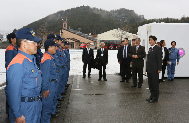 为了掌握东日本大地震的受灾情况，安倍总理访问了福岛县。