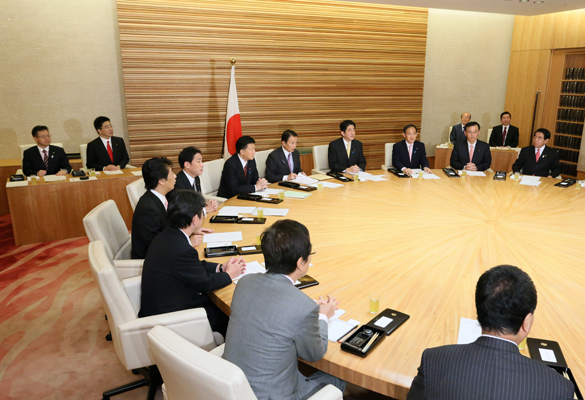 安倍总理在总理大臣官邸召开了今年首次内阁会议并公开了内阁会议。