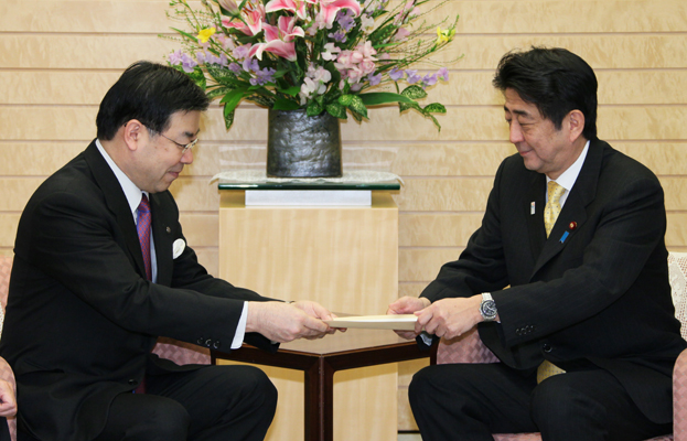 安倍总理在总理大臣官邸接受了地方六团体会长的拜会。