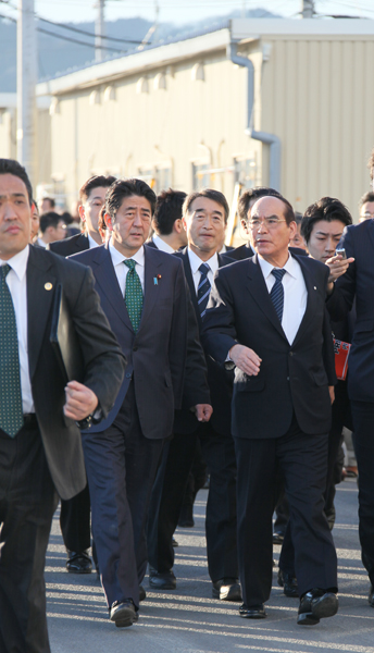 安倍总理为了掌握东日本大地震的复兴情况访问了宫城县。