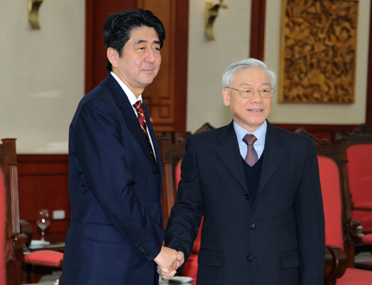 安倍总理访问了今年与日本建交四十周年的越南社会主义共和国。