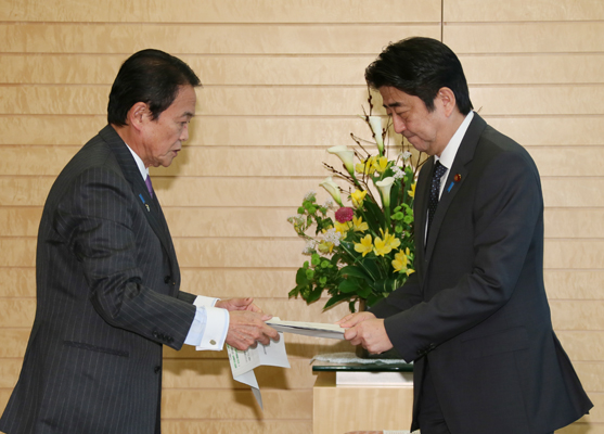 安倍总理在总理大臣官邸接受了麻生副总理、甘利经济财政政策担当大臣、白川日本银行总裁的报告。