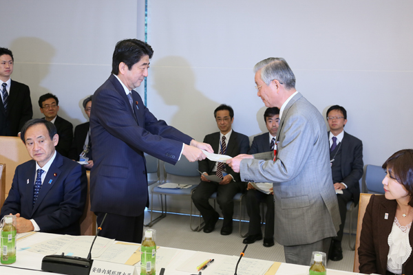 安倍总理在总理大臣官邸出席了第一次规制改革会议。