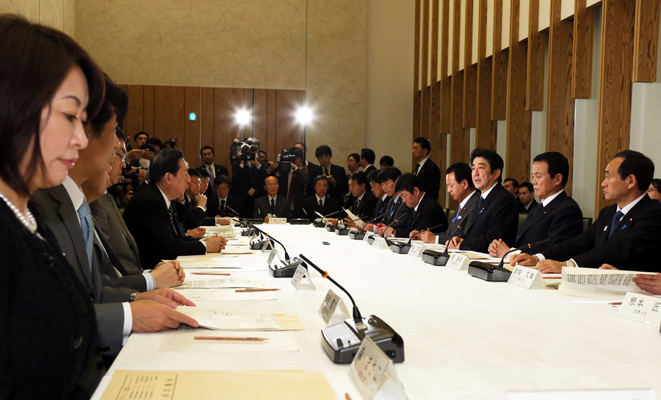 安倍总理在总理大臣官邸召开了日本经济再生本部会议。