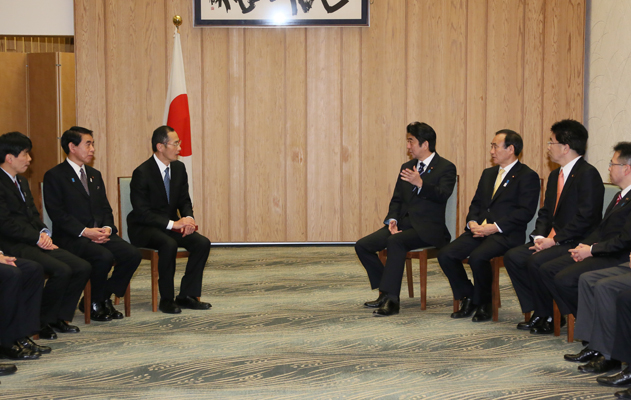 安倍总理在总理大臣官邸向诺贝尔生理学或医学奖获得者iPS细胞研究所所长山中伸弥颁发了内阁总理大臣感谢状和纪念品。