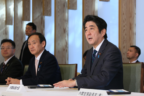 安倍总理在总理大臣官邸出席了第一次应对在阿尔及利亚日本人遇恐怖事件的相关验证委员会。