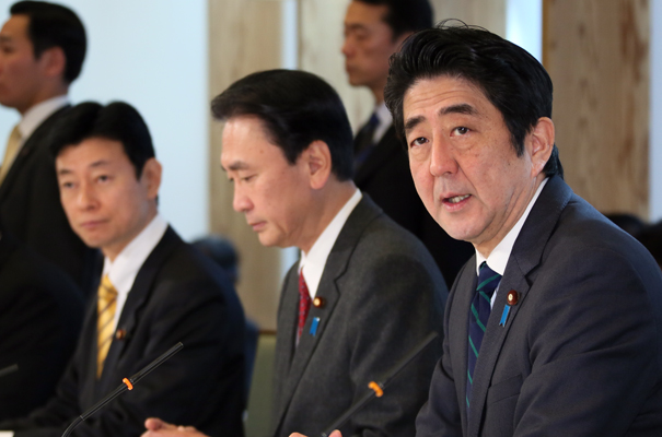 安倍总理在总理大臣官邸出席了第一次政府、执政党和在野党绑架问题对策机构联络协议会。