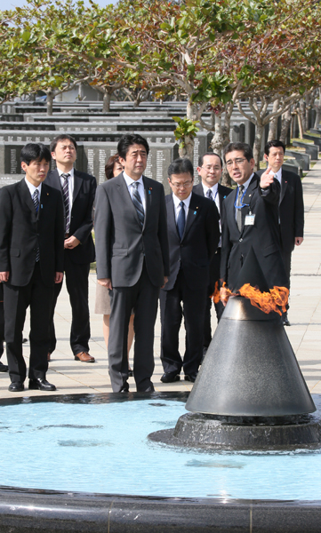 安倍总理出席了参议院全体会议。