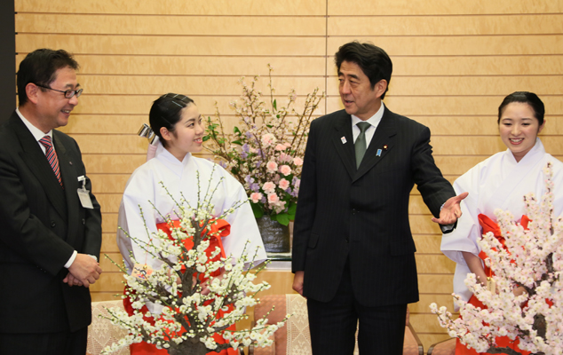 安倍总理在总理大臣官邸接受了太宰府天满宫“梅花使节”的拜会。