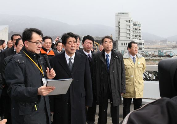 为了掌握东日本大地震灾害的复兴情况，安倍总理访问了岩手县和宫城县。