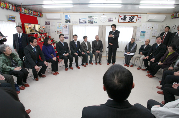 为了掌握东日本大地震灾害的复兴情况，安倍总理访问了岩手县和宫城县。