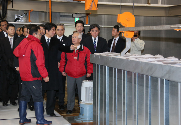 为了掌握东日本大地震灾害的复兴情况，安倍总理访问了岩手县和宫城县。