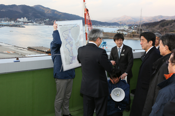 为了掌握东日本大地震灾害的复兴情况，安倍总理访问了岩手县和宫城县。