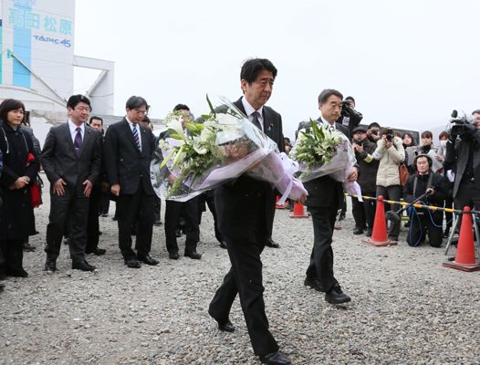 为了掌握东日本大地震灾害的复兴情况，安倍总理访问了岩手县和宫城县。