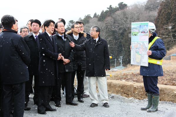 为了掌握东日本大地震灾害的复兴情况，安倍总理访问了岩手县和宫城县。