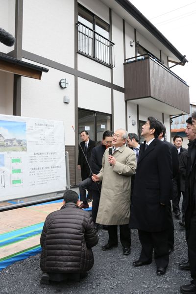 为了掌握东日本大地震灾害的复兴情况，安倍总理访问了岩手县和宫城县。