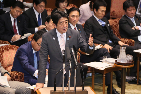 安倍总理出席了参议院预算委员会。