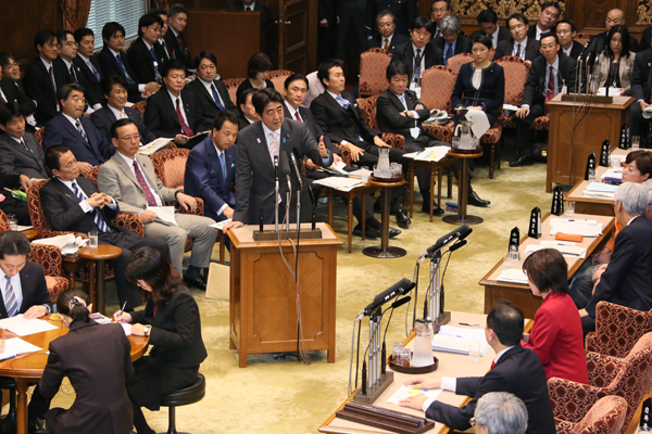 安倍总理出席了参议院预算委员会。