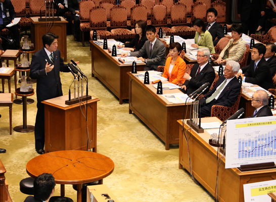 安倍总理出席了参议院预算委员会。