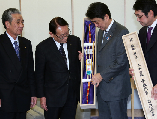 安倍总理在总理大臣官邸接受了河井克行议员等的拜会。