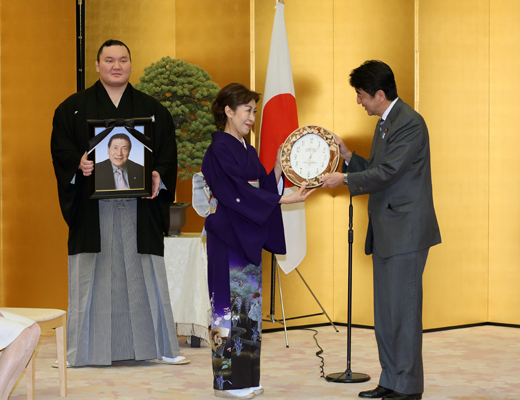 安倍总理在总理大臣官邸为已故纳谷幸喜（元横纲大鹏）举行了国民荣誉奖表彰仪式，并授予了奖状、奖牌及纪念品。