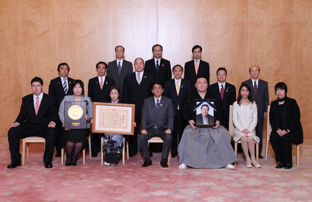 安倍总理在总理大臣官邸为已故纳谷幸喜（元横纲大鹏）举行了国民荣誉奖表彰仪式，并授予了奖状、奖牌及纪念品。