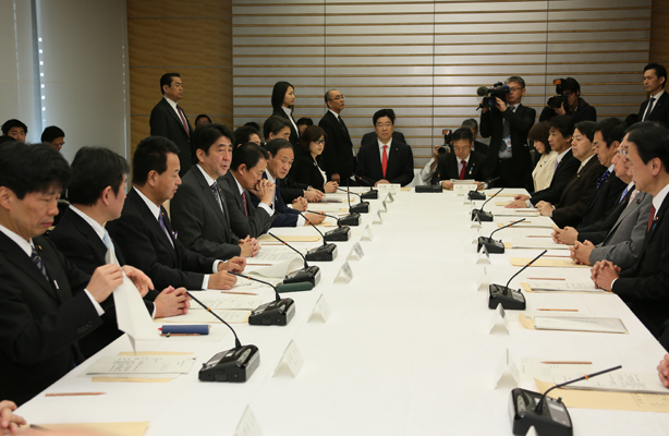 安倍总理在总理大臣官邸召开了第四次日本经济再生本部会议。