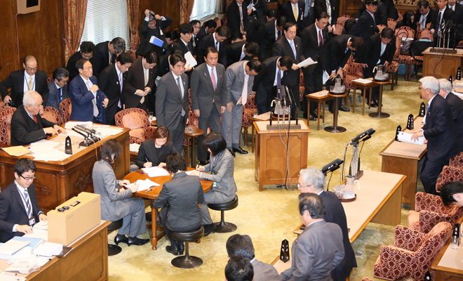 安倍总理出席了参议院预算委员会。