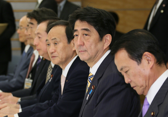 安倍总理出席了在总理大臣官邸召开的有关每月例行经济报告等的相关阁僚会议。