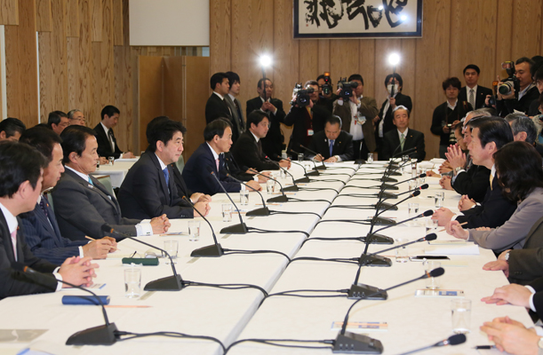 安倍总理在总理大臣官邸出席了政府执政党联络会议。