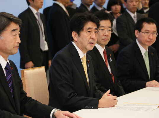 安倍总理在总理大臣官邸接受了关于加速东日本大地震的灾后重建的要求。