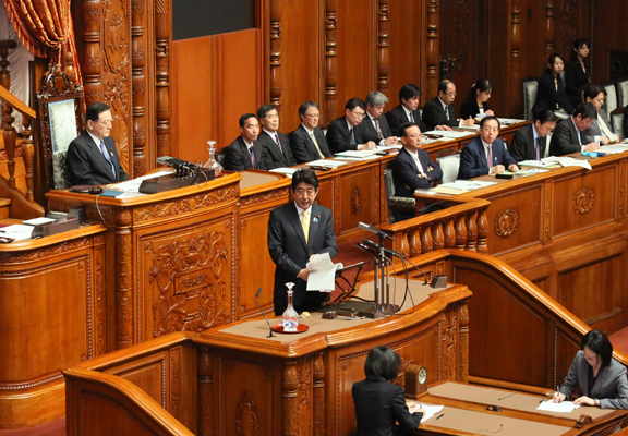 安倍总理出席了参议院全体会议。