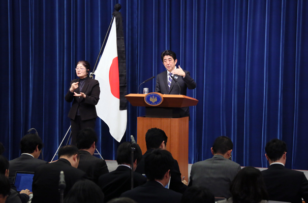 安倍总理在总理大臣官邸举行了东日本大地震发生两周年记者招待会。