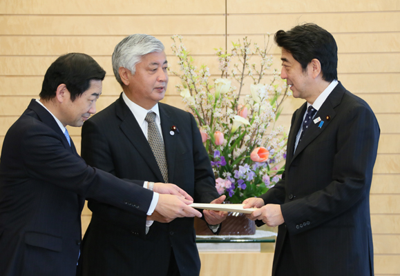 安倍总理在总理大臣官邸接受了执政党的关于确保在外日本人安全PT（专题小组）起草的报告。