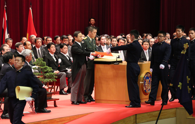 安倍总理出席了位于神奈川县横须贺市的防卫大学校的毕业典礼，作为自卫队最高指挥官对毕业生作了训示。