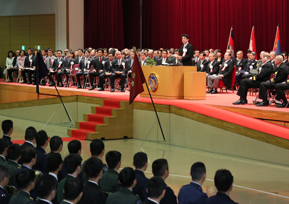 安倍总理出席了位于神奈川县横须贺市的防卫大学校的毕业典礼，作为自卫队最高指挥官对毕业生作了训示。