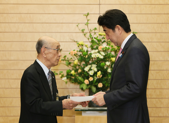 安倍总理在总理大臣官邸接受了社团法人千岛齿舞群岛居住者联盟理事长小泉敏夫的拜会。