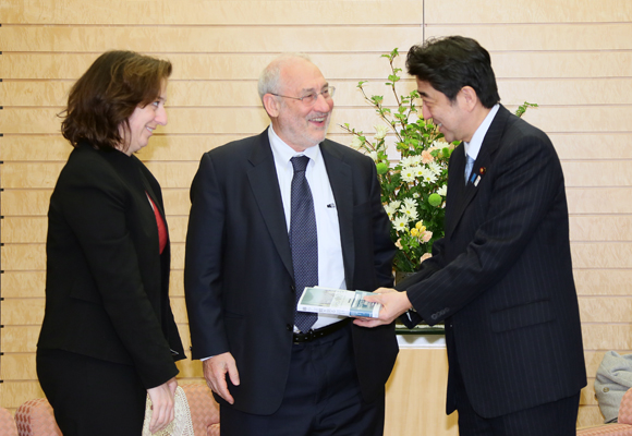 安倍总理在总理大臣官邸接受了哥伦比亚大学教授约瑟夫•尤金•斯蒂格利茨的拜会。