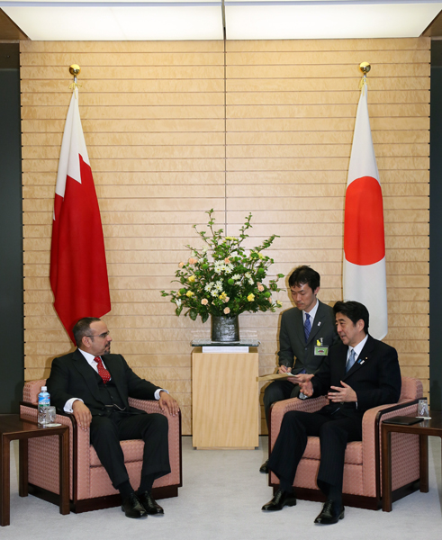 安倍总理在总理大臣官邸与巴林王储萨勒曼•本•哈马德•阿勒哈利法亲王殿下举行了会谈。