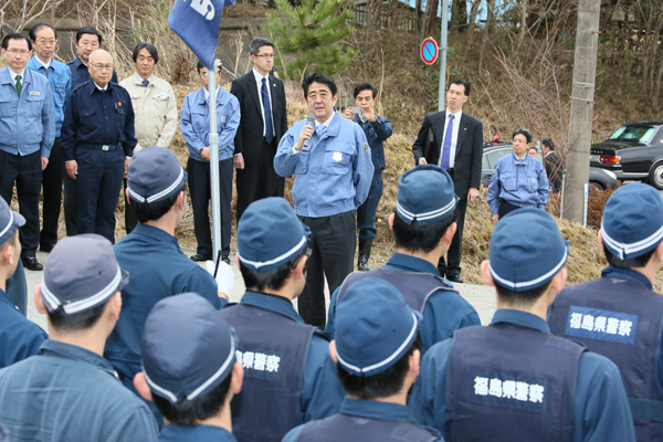 安倍总理为了把握东日本大地震的复兴情况访问了福岛县。