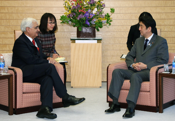 安倍总理在总理大臣官邸接受了印度外交部长萨尔曼•胡尔希德的拜会。