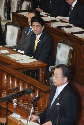 安倍总理上午出席了众议院预算委员会，下午出席了众议院全体会议。