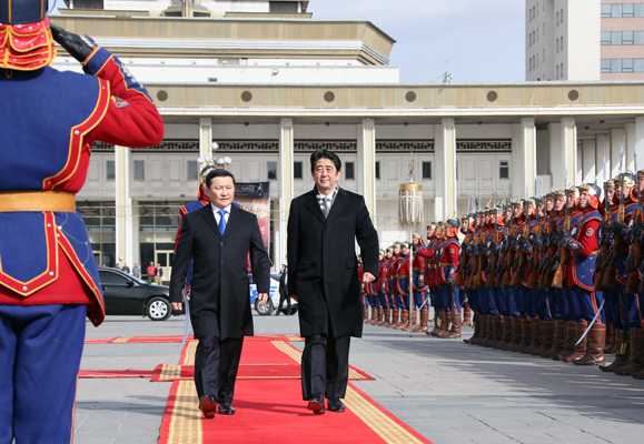 安倍总理访问了去年迎接建交四十周年的蒙古国。