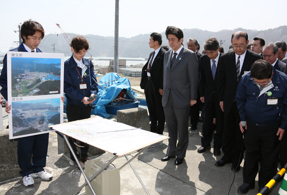 安倍总理为了把握东日本大地震的复兴情况访问了岩手县。