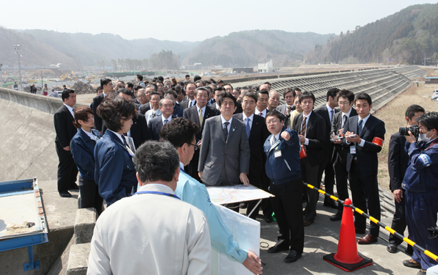 安倍总理为了把握东日本大地震的复兴情况访问了岩手县。