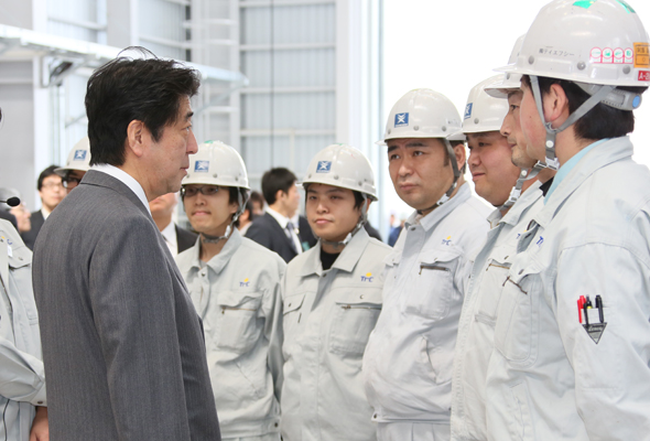 安倍总理为了把握东日本大地震的复兴情况访问了岩手县。